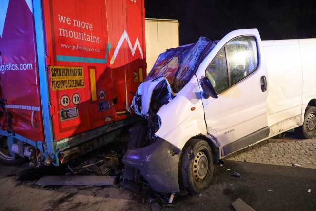 Schwer eingeklemmt: Transporter kracht auf Rastplatz der Innkreisautobahn in Pichl bei Wels in LKW
