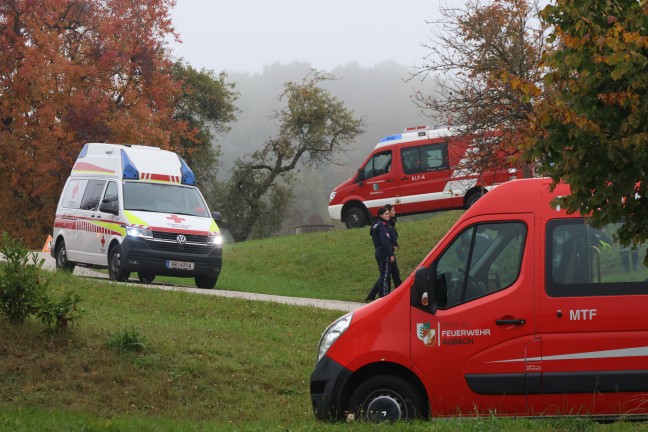 Personenrettung: Frau in Eschenau im Hausruckkreis unter abgestrztem Auto eingeklemmt