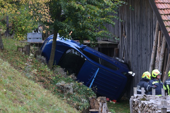 Personenrettung: Frau in Eschenau im Hausruckkreis unter abgestrztem Auto eingeklemmt