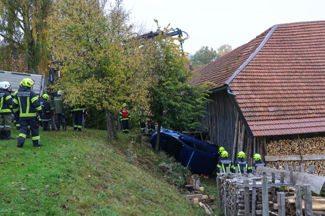 Personenrettung: Frau in Eschenau im Hausruckkreis unter abgestrztem Auto eingeklemmt