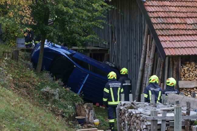 Personenrettung: Frau in Eschenau im Hausruckkreis unter abgestrztem Auto eingeklemmt