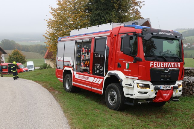 Personenrettung: Frau in Eschenau im Hausruckkreis unter abgestrztem Auto eingeklemmt