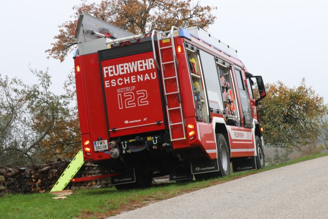 Personenrettung: Frau in Eschenau im Hausruckkreis unter abgestrztem Auto eingeklemmt