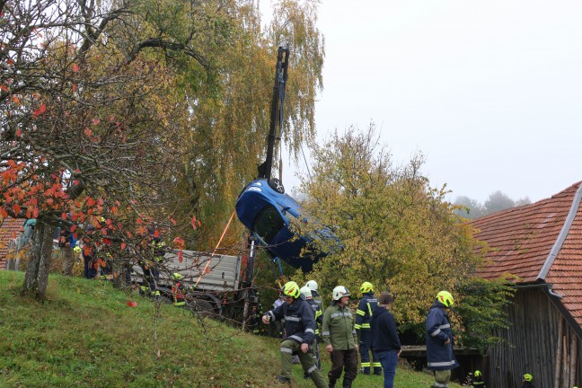 Personenrettung: Frau in Eschenau im Hausruckkreis unter abgestrztem Auto eingeklemmt