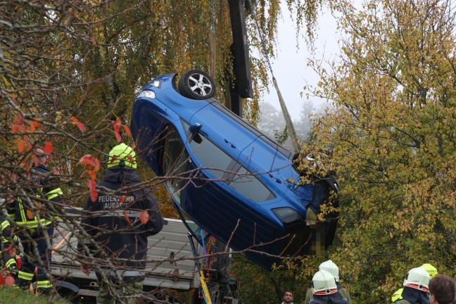 Personenrettung: Frau in Eschenau im Hausruckkreis unter abgestrztem Auto eingeklemmt