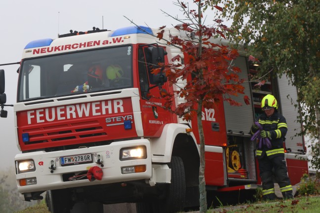 Personenrettung: Frau in Eschenau im Hausruckkreis unter abgestrztem Auto eingeklemmt