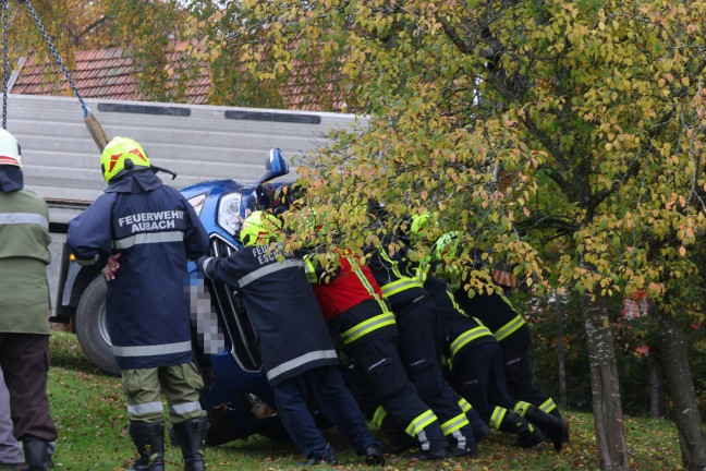 Personenrettung: Frau in Eschenau im Hausruckkreis unter abgestrztem Auto eingeklemmt