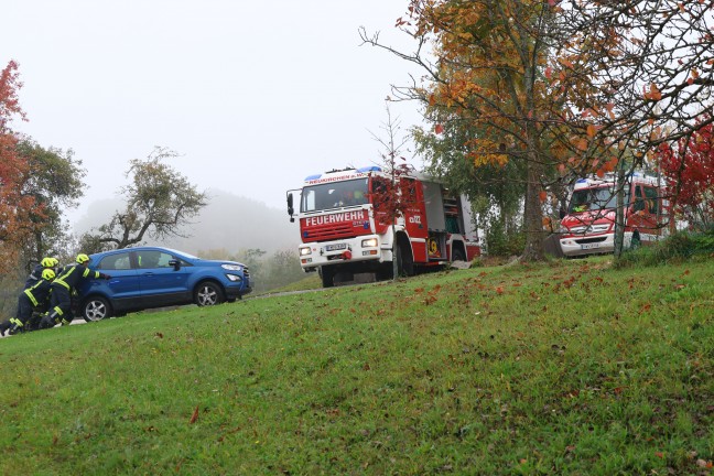 Personenrettung: Frau in Eschenau im Hausruckkreis unter abgestrztem Auto eingeklemmt