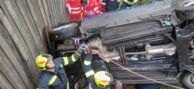 Personenrettung: Frau in Eschenau im Hausruckkreis unter abgestrztem Auto eingeklemmt