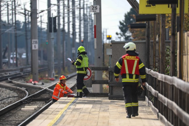 Personenzug abgeschleppt: Drei Feuerwehren zu Personenevakuierung nach Marchtrenk alarmiert