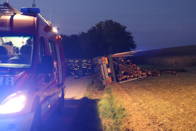 Lenker leicht verletzt: Vollbeladener Holztransporter in Aurolzmnster umgestrzt