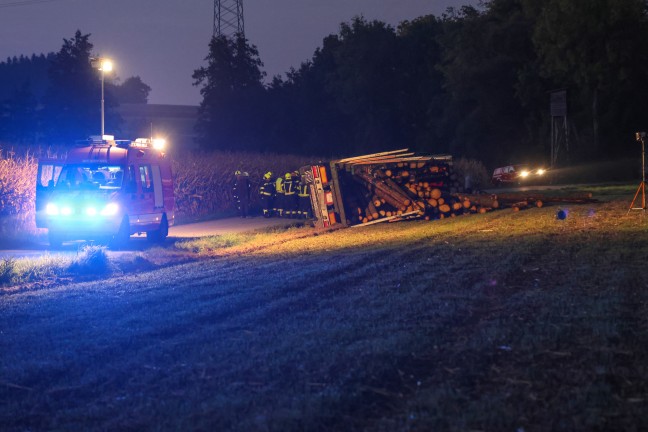Lenker leicht verletzt: Vollbeladener Holztransporter in Aurolzmnster umgestrzt