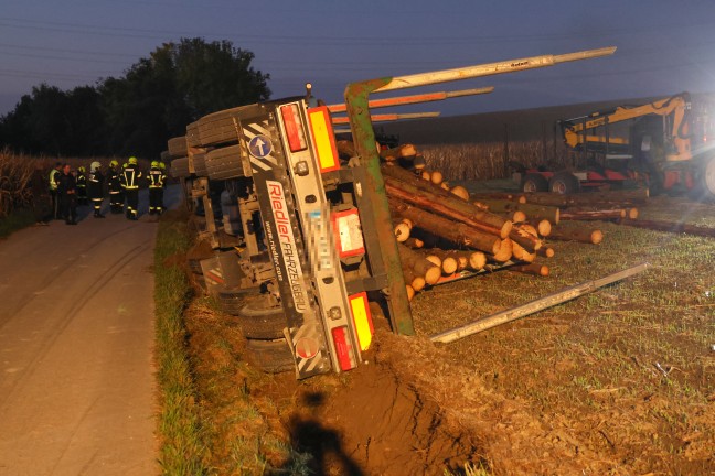 Lenker leicht verletzt: Vollbeladener Holztransporter in Aurolzmnster umgestrzt
