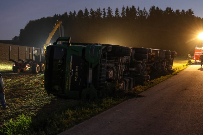 Lenker leicht verletzt: Vollbeladener Holztransporter in Aurolzmnster umgestrzt