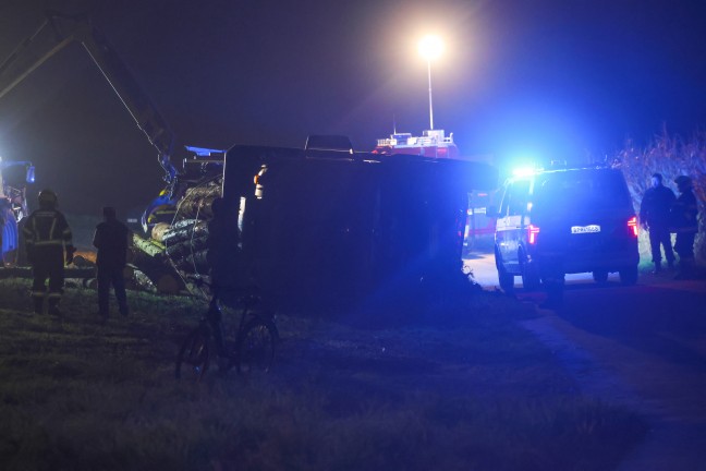 Lenker leicht verletzt: Vollbeladener Holztransporter in Aurolzmnster umgestrzt