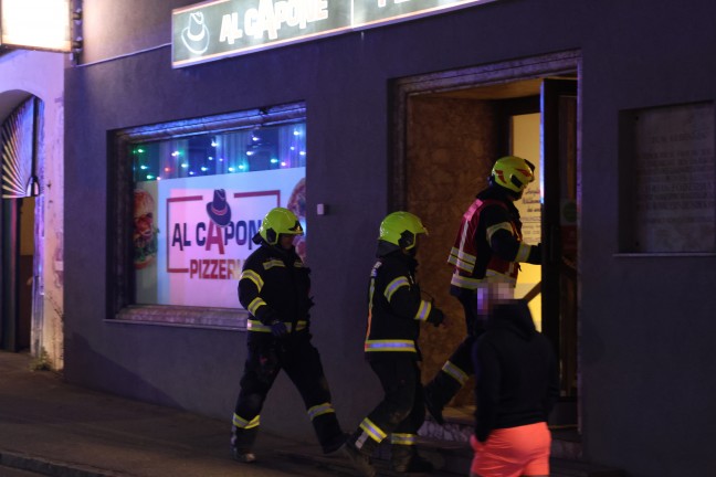 Einsatz zweier Feuerwehren bei Wohngebude und Gastrolokal im Ortszentrum von Neuhofen an der Krems