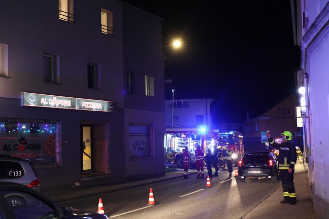 Einsatz zweier Feuerwehren bei Wohngebude und Gastrolokal im Ortszentrum von Neuhofen an der Krems
