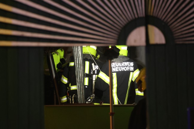Einsatz zweier Feuerwehren bei Wohngebude und Gastrolokal im Ortszentrum von Neuhofen an der Krems
