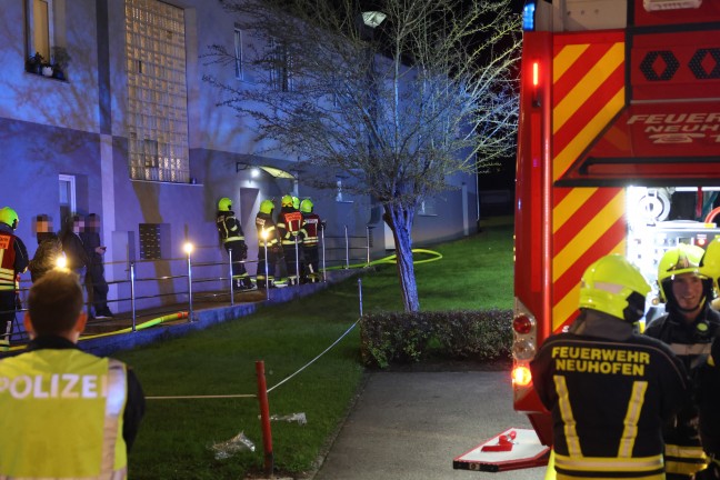 Einsatz zweier Feuerwehren bei Wohngebude und Gastrolokal im Ortszentrum von Neuhofen an der Krems