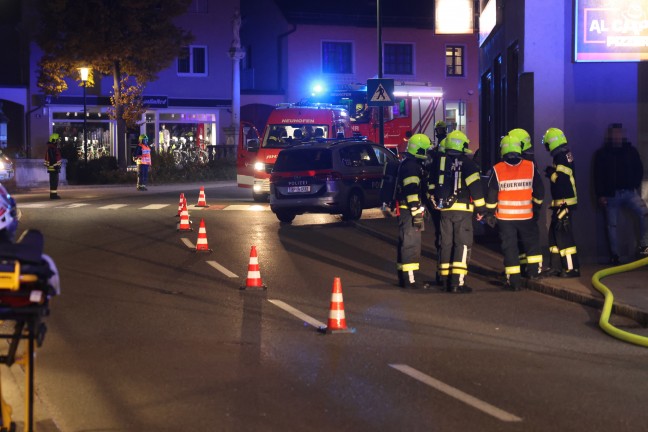 Einsatz zweier Feuerwehren bei Wohngebude und Gastrolokal im Ortszentrum von Neuhofen an der Krems