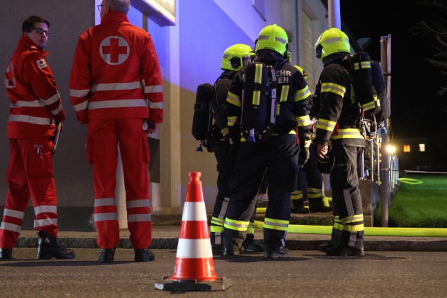 Einsatz zweier Feuerwehren bei Wohngebude und Gastrolokal im Ortszentrum von Neuhofen an der Krems