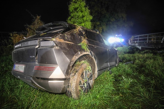 Autoberschlag: Feuerwehr bei Aufrumarbeiten nach Unfall in Buchkirchen im Einsatz