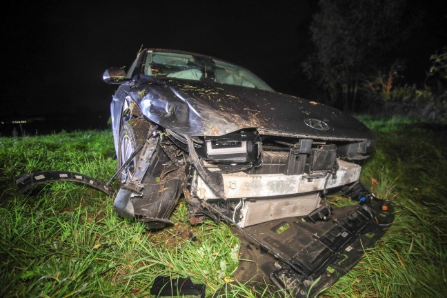 Autoberschlag: Feuerwehr bei Aufrumarbeiten nach Unfall in Buchkirchen im Einsatz