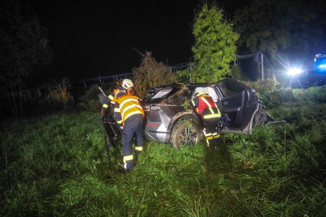 Autoberschlag: Feuerwehr bei Aufrumarbeiten nach Unfall in Buchkirchen im Einsatz