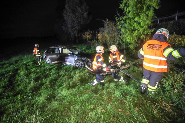 Autoberschlag: Feuerwehr bei Aufrumarbeiten nach Unfall in Buchkirchen im Einsatz