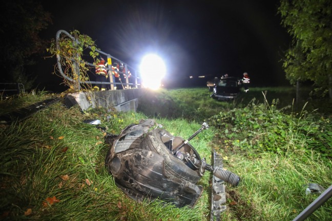 Autoberschlag: Feuerwehr bei Aufrumarbeiten nach Unfall in Buchkirchen im Einsatz