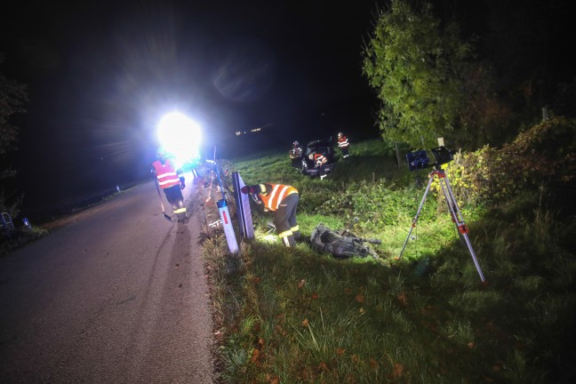 Autoberschlag: Feuerwehr bei Aufrumarbeiten nach Unfall in Buchkirchen im Einsatz