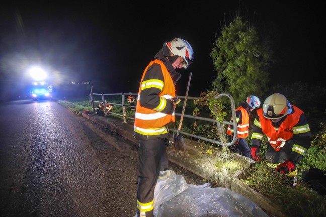 Autoberschlag: Feuerwehr bei Aufrumarbeiten nach Unfall in Buchkirchen im Einsatz