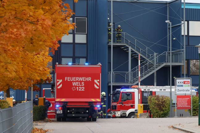 Sprinkleranlage lschte Brand in Kantinenkche bei Mbelhauszentrale in Wels-Neustadt