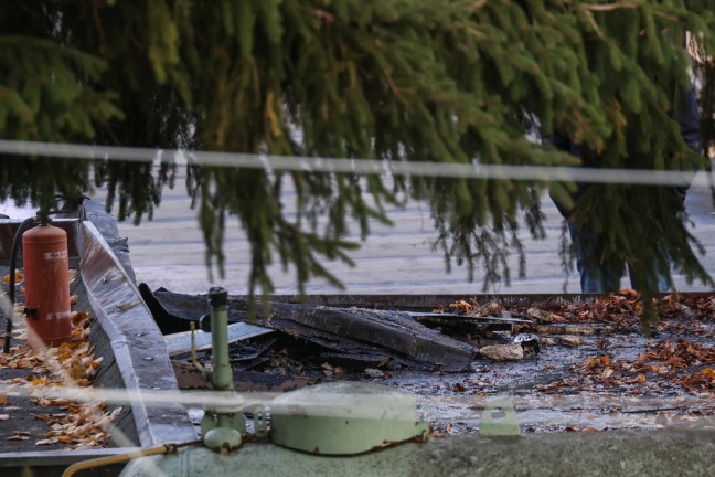 Nach Flmmarbeiten: Brand im Dachbereich eines Gebudes in Schlierbach schnell unter Kontrolle