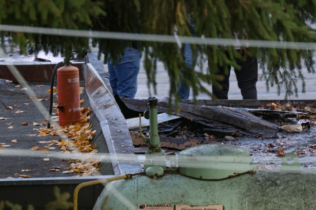 Nach Flmmarbeiten: Brand im Dachbereich eines Gebudes in Schlierbach schnell unter Kontrolle