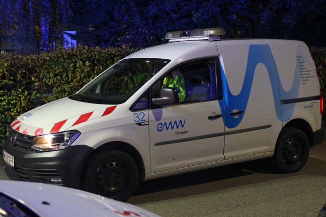 Knall und Gasgeruch gemeldet: Feuerwehr und Energieversorger in Wels-Lichtenegg im Einsatz