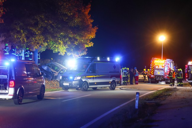 Tdlicher Verkehrsunfall: Auto auf Gallspacher Strae bei Meggenhofen frontal gegen Baum gekracht