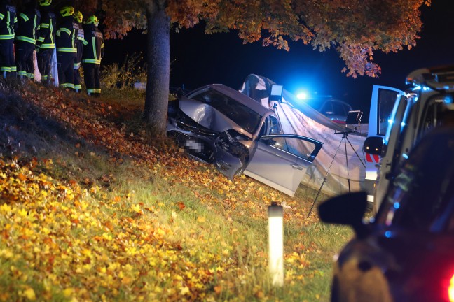 Tdlicher Verkehrsunfall: Auto auf Gallspacher Strae bei Meggenhofen frontal gegen Baum gekracht