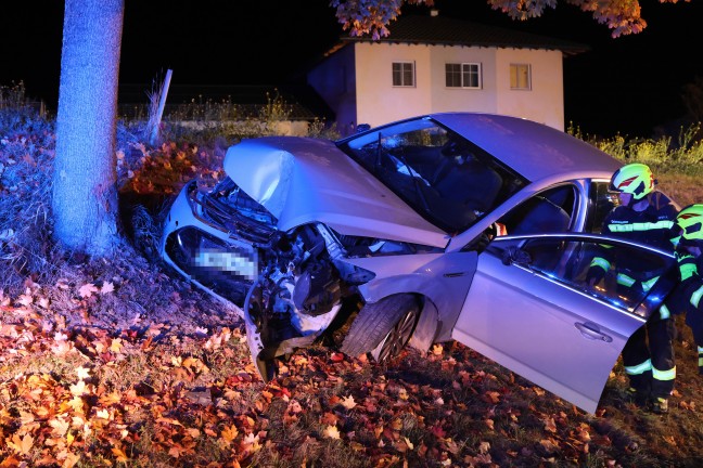 Tdlicher Verkehrsunfall: Auto auf Gallspacher Strae bei Meggenhofen frontal gegen Baum gekracht