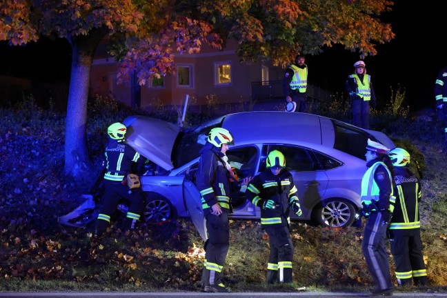 Tdlicher Verkehrsunfall: Auto auf Gallspacher Strae bei Meggenhofen frontal gegen Baum gekracht