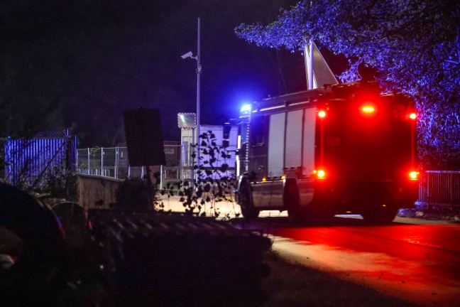 Drei Feuerwehren zu Brand bei Abfallverwertungsunternehmen in Wels-Schafwiesen gerufen