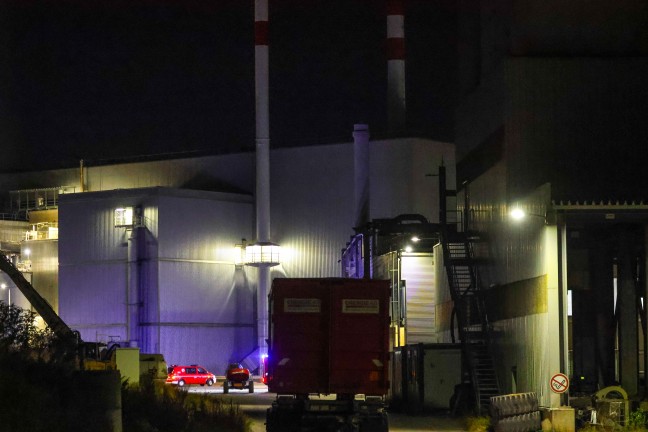 Drei Feuerwehren zu Brand bei Abfallverwertungsunternehmen in Wels-Schafwiesen gerufen