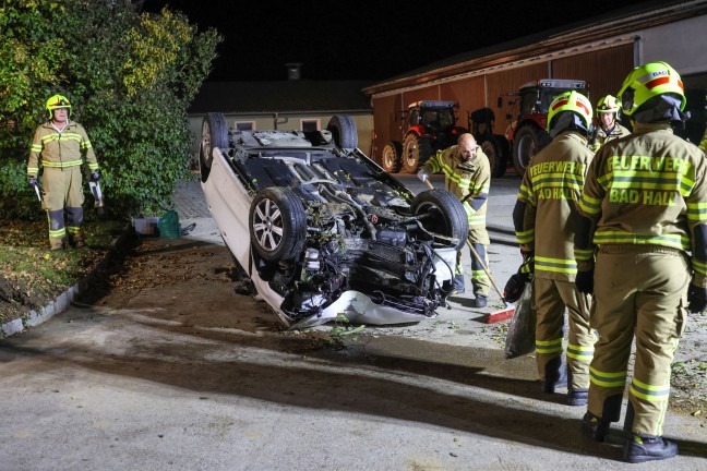 Auto nach Crash gegen Baum in Bad Hall berschlagen und am Dach liegend zum Stillstand gekommen