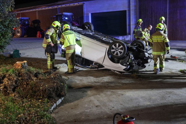 Auto nach Crash gegen Baum in Bad Hall berschlagen und am Dach liegend zum Stillstand gekommen