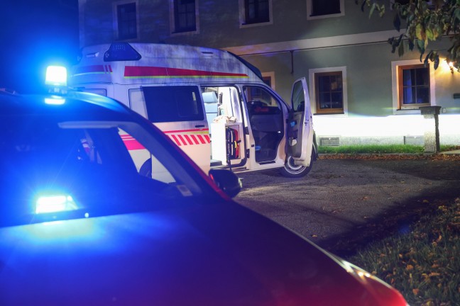 Auto nach Crash gegen Baum in Bad Hall berschlagen und am Dach liegend zum Stillstand gekommen