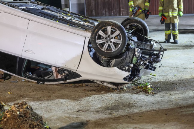 Auto nach Crash gegen Baum in Bad Hall berschlagen und am Dach liegend zum Stillstand gekommen
