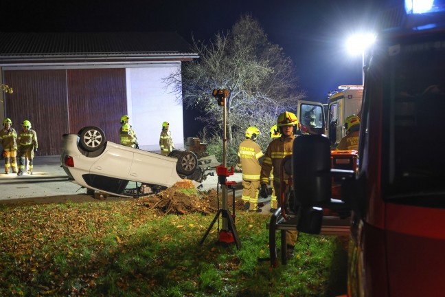 Auto nach Crash gegen Baum in Bad Hall berschlagen und am Dach liegend zum Stillstand gekommen