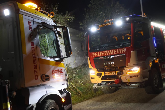 Auto nach Crash gegen Baum in Bad Hall berschlagen und am Dach liegend zum Stillstand gekommen