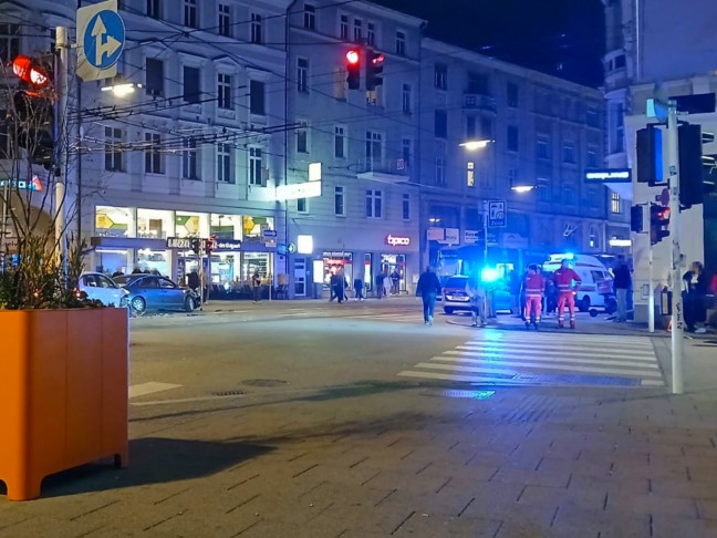 Heftiger Kreuzungscrash zwischen zwei PKW in Linz-Innere Stadt