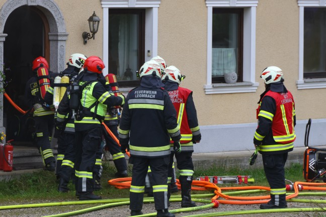 Ausgedehnter Brand einer Selche in einem Vierkanter in Schleiheim